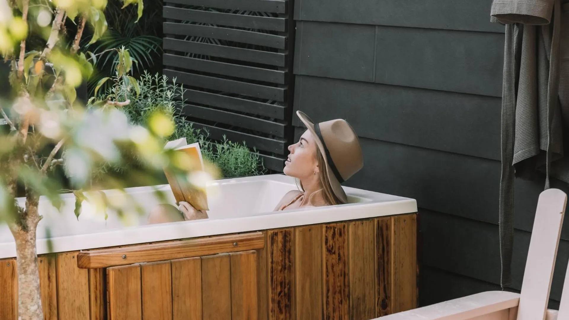 Stylish Cottage With Outdoor Bath Near Montville Palmwoods Holiday home